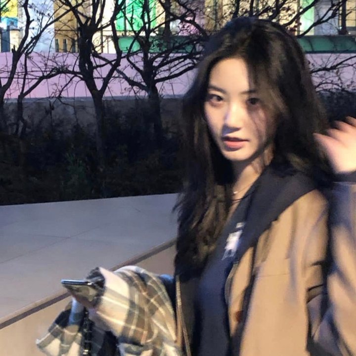 给小酒馆女子喝高杯酒